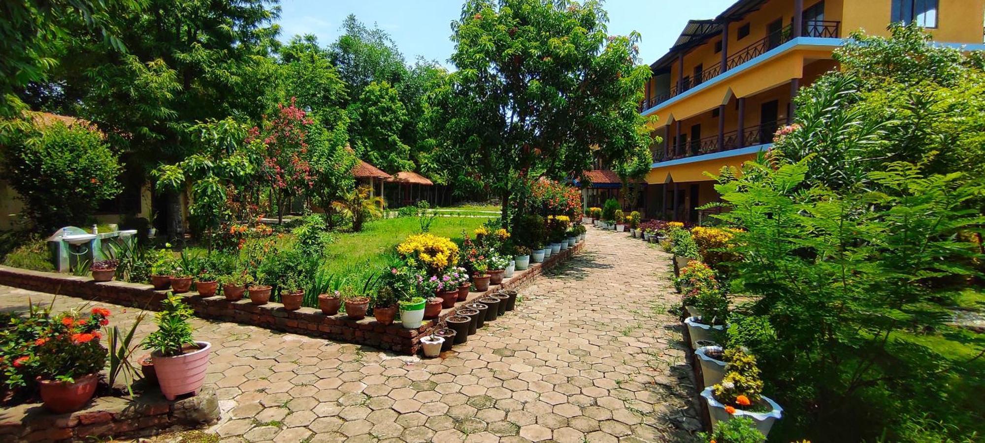 Mr. B'S Place Bardiya ภายนอก รูปภาพ